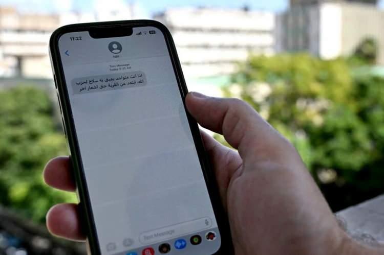 <p>KASABA SAKİNLERİNE ŞÜPHELİ TELEFON</p>
<p> </p>
<p>Reuters haber ajansının bildirdiğine göre, Lübnan'ın güneyinde yaşayanlar, Lübnanlı bir numaradan, Hizbullah tarafından kullanılan herhangi bir mevziden derhal 1000 metre uzaklaşmalarını emreden telefonlar ve mesajlar aldı.</p>
<p>Lübnan Telekom Operatörü Ogero, Lübnan'in bugün 80 binden fazla şüpheli̇ İsrail çağrısı aldığını ve insanların tahliye edilmesinin istendiğini bildirdi.</p>
<p>İsrail askeri sözcüsü Hagari, daha önce televizyonda yaptığı bir açıklamada benzer bir uyarıda bulunmuş ve bu uyarının <strong><em>“Lübnan'daki tüm ağlarda ve platformlarda Arapça olarak dağıtıldığını” </em></strong>söylemişti.</p>