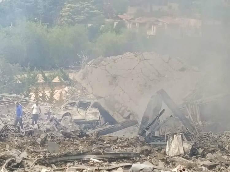 <p>İran ise İsrail'i “tehlikeli sonuçlar” konusunda uyardı.</p>
<p>İran Dışişleri Bakanlığı sözcüsü Nasır Kenani, İsrail saldırılarını “delilik” olarak nitelendirdi ve <em><strong>“Siyonistlerin yeni macerasının tehlikeli sonuçları”</strong></em> konusunda uyardı.</p>
