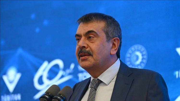 <p>Bakan Tekin, okullara yeni alınacak 30 bin temizlik personelinin taşeron mu yoksa kadrolu mu olacağına ise değinmedi. Konunun başvuru kılavuzunun paylaşılmasıyla netleşmesi bekleniyor.</p>
<p> </p>