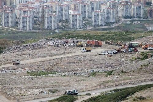 <p>Yaklaşık 40 g&uuml;nd&uuml;r Milliyet&ccedil;i Hareket Partisi milletvekili olarak, İzmir'in 30 il&ccedil;esini dolaştığını belirten Osmanağaoğlu, "Vatandaşa dokunmaya &ccedil;alıştık. Onların sorunlarıyla ilgilenmek adına bilgiler, belgeler, notlar aldık. Yavaş yavaş bitirdiğimiz il&ccedil;elerle ilgili de bakanlıklara, genel m&uuml;d&uuml;rl&uuml;klere g&ouml;r&uuml;şt&uuml;k. İzmir'de &ccedil;&ouml;z&uuml;lmesi gereken en &ouml;nemli problemlerimizden biri Gediz Elektrik ve İZSU ile ilgili sorunlar. Bize anlattıklarında, İZSU ile ilgili bilgileri b&uuml;y&uuml;kşehirle paylaşamıyoruz ama Gediz Elektrik ile ilgili bilgilerimizi anında İzmir'deki b&ouml;lge m&uuml;d&uuml;rl&uuml;klerimize m&uuml;racaat ederek &ccedil;&ouml;zme yolunda bir m&uuml;cadele verdiğimiz g&ouml;z&uuml;k&uuml;yor.&nbsp;</p>
