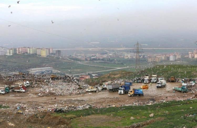 <p><strong><em>Şimdiye kadar İzmir'de 30 il&ccedil;emizde muhtarlarımızı, STK temsilcilerimizi topladık. Talepleri aldık. Neler yapılabilir, neler yapılamaz, diye g&ouml;r&uuml;şt&uuml;k. Siyaset&ccedil;inin en &ouml;nemli &ouml;zelliklerinden biri artık bu olmalı"</em></strong> diye konuştu.</p>
