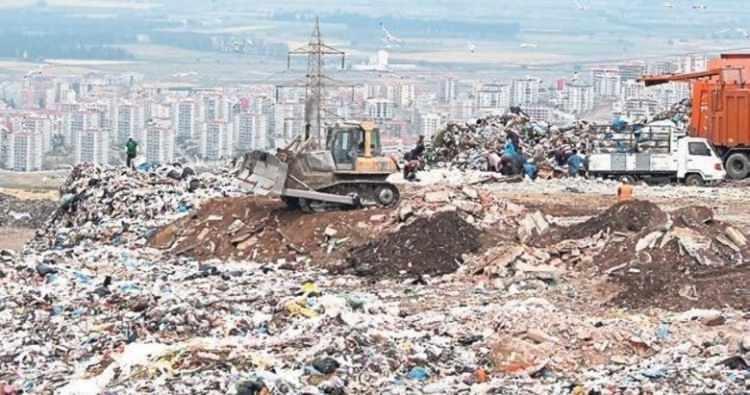 <p><em><strong>Bu 45 g&uuml;nl&uuml;k zaman zarfında ziyaret sırasında İzmir'de muhtarlarımız, STK temsilcilerimiz bize 'Se&ccedil;im mi var?' diye sorduklarında &uuml;z&uuml;l&uuml;yorum. Se&ccedil;im zamanlarında vatandaşa gitmekten ziyade se&ccedil;im olmadan da siyaset&ccedil;i mutlaka vatandaşın i&ccedil;inde olmalı. Vatandaşın yerinde dertlerini dinlemeli, diye d&uuml;ş&uuml;n&uuml;yorum. Se&ccedil;ildiğimiz g&uuml;nden bu yana bunu yapanlardan biriyim.</strong></em></p>
