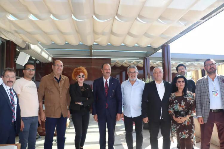 <p>MHP Genel Sekreter Yardımcısı ve İzmir Milletvekili Tamer Osmanağaoğlu, bir otelde 'Millet Vekiliyle Buluşuyor' programına ilişkin basın toplantısı d&uuml;zenledi.</p>
