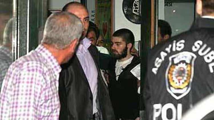<p>Garipoğlu'nun sosyal hizmet uzmanları ve kurum psikologlarınca düzenli olarak bireysel görüşmeye alınarak gözlem altında tutuldu. Bireysel psikolog görüşmelerine ilişkin tutulan kayıtlarda olumsuz bir duruma da rastlanmadı. Garipoğlu'nun son görüştüğü kurum psikoloğu verdiği ifadede, Garipoğlu'nun dışa yansıttığı ve vefatına neden olabilecek bir olumsuzluğun bulunmadığını aktardı.</p>
