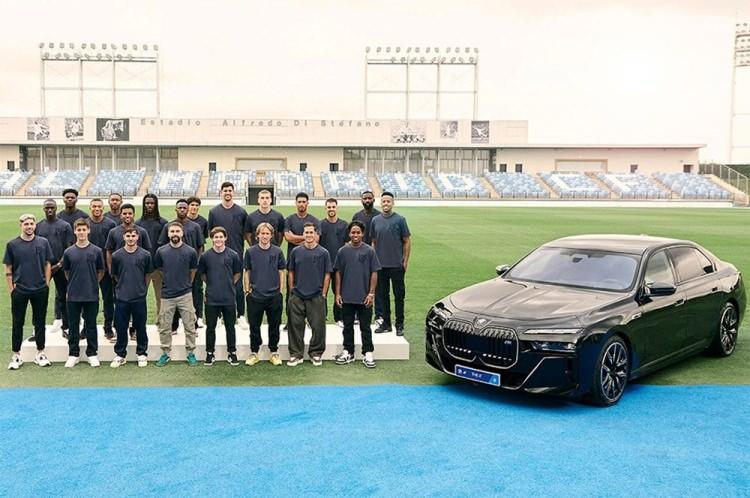 <p>Real Madrid'in sponsorlarından BMW, takıma elektrikli araçlarından hediye etti. Milli futbolcu Arda Güler'in seçtiği modelin Türkiye'deki satış fiyatı yaklaşık 10 milyon lira.</p>
