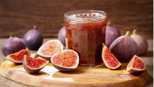 <p><strong>Pektin İçeren Meyveler</strong>:</p>
<p><strong>Elma</strong> gibi pektin açısından zengin meyveleri kaynayan reçele eklemek, reçelin jölemsi bir yapıya kavuşmasına yardımcı olur. </p>