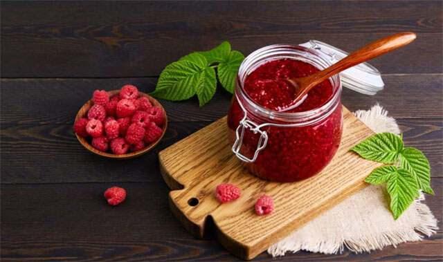 <p><strong>Nişasta ile Koyulaştırma</strong>:</p>
<p>Küçük bir miktar <strong>nişasta</strong> eklemek, reçelin kıvamı sulu olursa kıvamını anında koyulaştıran bir yöntemdir. Ancak nişasta, reçelin inceliğini alarak daha kalın bir yapı oluşturmasına da sebep olabilir.</p>