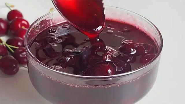 <p><strong>Yeniden Kaynatma</strong>:</p>
<p>Reçelin kıvamı sulu olursa, tekrar kaynatmak en yaygın çözüm yöntemidir. Kaynatma sırasında dikkatli olmalı ve ara ara karıştırarak, homojen bir kıvam elde etmelisiniz. Düşük ateşte, yavaş yavaş kaynatmak, meyvelerin lezzetinin korunmasına yardımcı olur.</p>