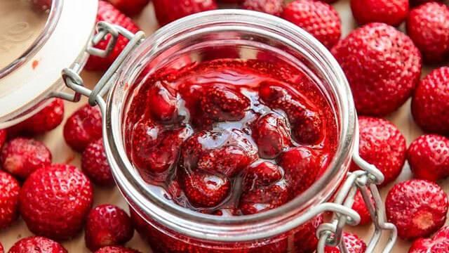 <p><strong>Fırın Kullanımı</strong>:</p>
<p>Güneşte bekleme imkanı yoksa reçeli fırında <strong>düşük ısıda</strong> tutmak da kıvamının koyulaşmasını sağlayan alternatif bir yöntemdir. 100 derecede aralıklı olarak karıştırarak reçelin kıvamının yoğunlaşmasını sağlayabilirsiniz.</p>