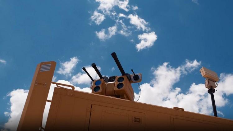 <p>İkinci, "Bu sayede kritik askeri tesis ve devlet kurumlarının dron tehditlerinden tam olarak korunmasını sağlayabileceğiz. Üzerinde bulunan tespit radarı ile birçok hedefi aynı anda takip edebilen ve hızla etkisiz hale getirebilen ALKA, sürü dron saldırılarına karşı da savunma yapabilmesiyle öne çıkıyor.</p>