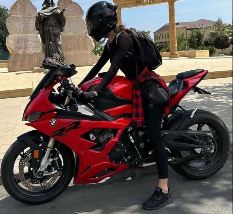<p><span style="color:#B22222"><strong>"TATIANA BANA ARKADAN ÇARPTI"</strong></span></p>
<p> </p>
<p>Hastanede tedavisi tamamlanan Onur Obut, polis ekipleri tarafından gözaltına alındı.</p>
<p>Obut ifadesinde, <strong><em>"Tatiana Ozolina ve Sergei Khardikov ile sosyal medyadan uzun süredir tanışıyorum. Kendilerini Türkiye'yi gezdirmek için davet ettim. Seyahatimiz İstanbul'da başladı. Milas ilçe sınırlarına girdiğimizde geride kalan Sergei'yi beklemek için yavaşladım. O sırada arkadan gelen Tatiana, bana çarparak savruldu."</em></strong> dedi.</p>