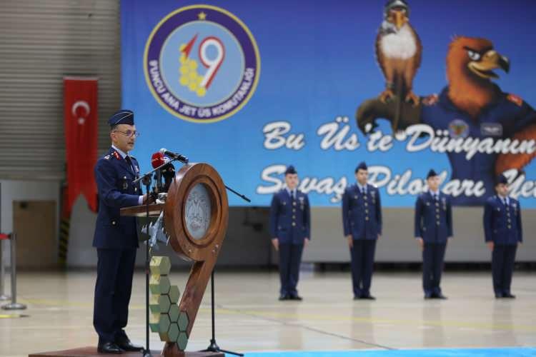 <p>Konuşmaların ardından Pilot Üsteğmen Geyik, mezuniyet kütüğüne jet arması çaktı. Üsteğmen Geyik, mezuniyet belgesini ise Hava Kuvvetleri Komutanı Hava Orgeneral Ziya Cemal Kadıoğlu'nun elinden aldı.</p>
