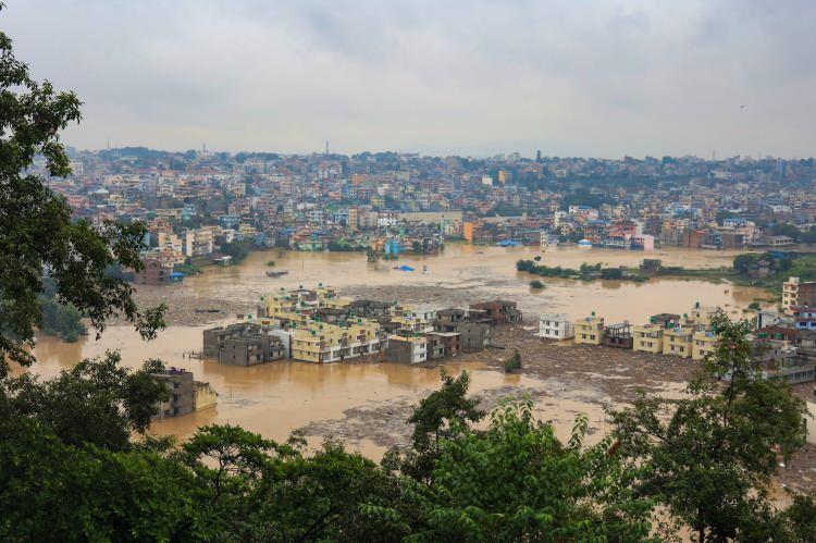 <p>Yerel basında yer alan haberlere göre, Nepal İçişleri Bakanlığından yapılan açıklamada, Katmandu ve çevresinde 3 gündür etkili olan aşırı yağışların yol açtığı sel ve toprak kaymaları nedeniyle arama kurtarma çalışmalarının devam ettiği ifade edildi.</p>
