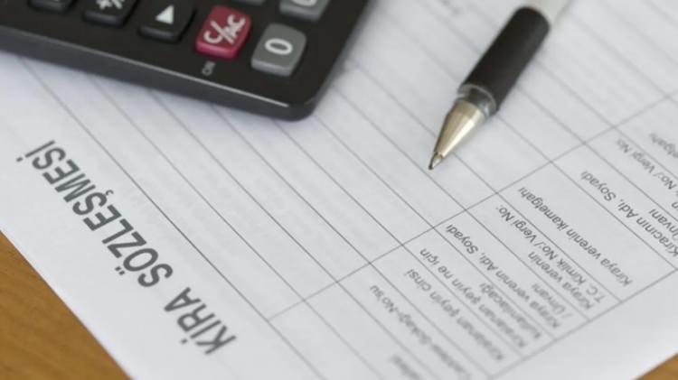 <p>Mevcut durumda bu, kira tutarının yüzde 5'i ve asgari 3 bin lira olarak uygulanıyordu.<br />
<br />
Söz konusu ceza hem kiracıya hem kiralayana kesilebilecek.</p>