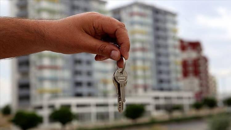 <p>Yani tapuda gayrimenkulün gerçek satış değeri değil, vergi değeri veya biraz üstü gösteriliyor.</p>
<p> </p>
<p>Bu yöntemle hem alıcı hem de satıcı daha az vergi ödeme arayışına giriyor.</p>