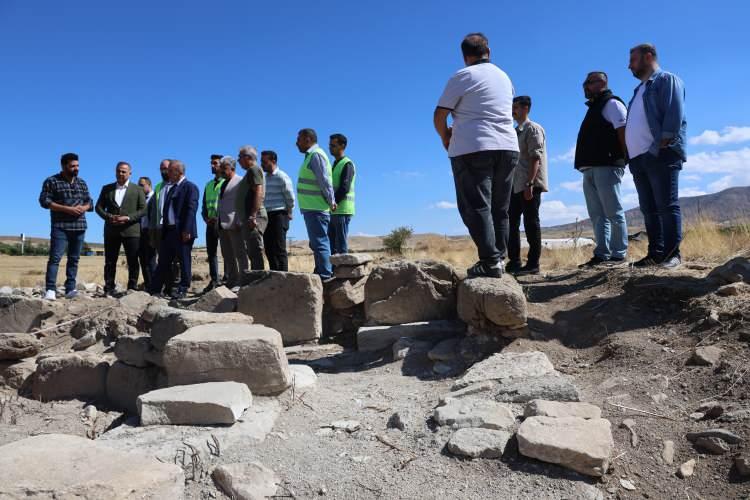 <p>Bulduğu yapının tarihi bir kalıntı olabileceğini d&uuml;ş&uuml;nen tarla sahibi, durumu Elazığ M&uuml;ze M&uuml;d&uuml;rl&uuml;ğ&uuml; ile jandarmaya bildirdi. Ekiplerin b&ouml;lgede yaptığı inceleme sonucunda Roma ile Erken Bizans D&ouml;nemine ait olduğu değerlendirilen tarihi bir yapının taban mozaikleri olduğu tespit edildi.</p>
