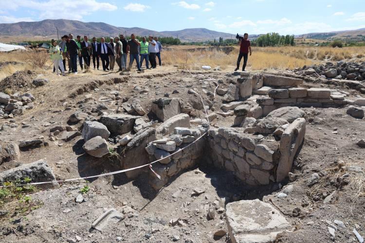 <p>K&uuml;lt&uuml;r ve Turizm Bakanlığı koordinesinde Elazığ M&uuml;ze M&uuml;d&uuml;rl&uuml;ğ&uuml; tarafından kazı ve kurtarma &ccedil;alışmaları başlatıldı. Bu s&uuml;re zarfından yapılan kazı ve kurtarma &ccedil;alışmaları neticesinde geniş alan yayılan &ccedil;alışma sonucunda tek par&ccedil;a halinde 84 metrekarelik bir taban mozaiği g&uuml;n y&uuml;z&uuml;ne &ccedil;ıkarıldı.</p>
