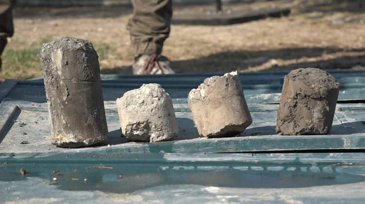 <p>Bursa'nın Gemlik ilçesi Kurşunlu sahilindeki uygulama sahasında yapılan testler yüzleri güldürdü. Sahildeki kum zemine uygulanan sıvı, kısa sürede katılaşarak depreme dayanıklı hale geldi. </p>
