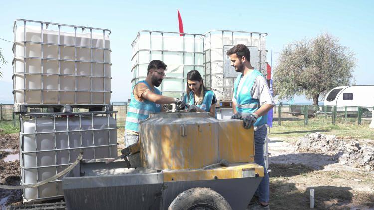 <p>Türkiye ve Bursa'nın depreme karşı dayanıklılığını artırmak amacıyla harekete geçen Bursa Teknik Üniversitesi İnşaat Mühendisliği Bölümü Öğretim Üyesi Prof. Dr. Eyübhan Avcı tarafından geliştirilen bor katkılı enjeksiyon malzemesinin uygulanması, yakın zamanda inşaat alanlarında hatta hali hazırdaki binalarda da kullanılmaya başlanacak.</p>
