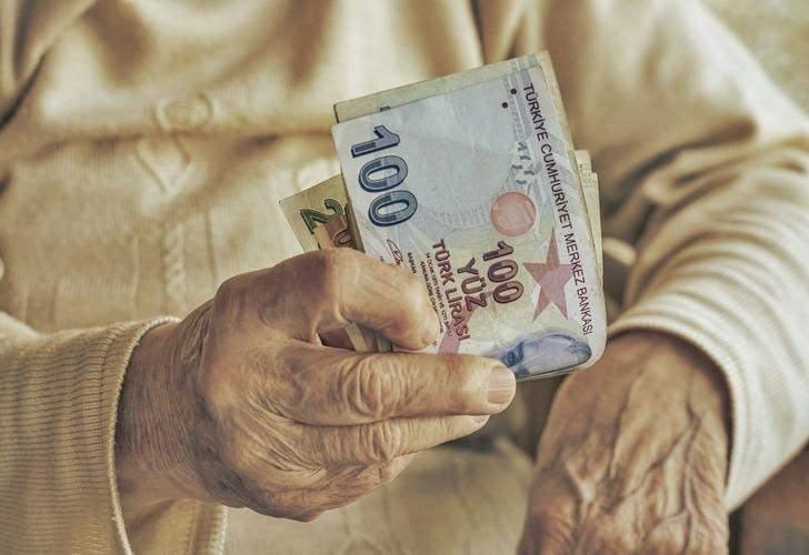 <p> Emekli olmaları halinde, aylıklarındaki hak kaybı, asgari ücretlilerde 1.000 lira, en üst maaş dilimindeki vatandaşlarda ise 14 bin lira olarak hesaplandı.</p>
