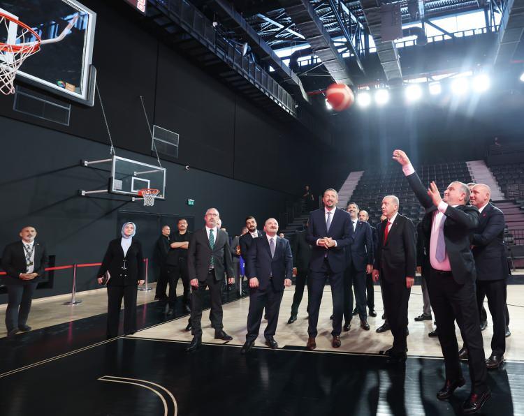 <p>"Bugün Türk basketbolu için çok önemli bir adım atmanın gururunu yaşıyoruz. Basketbol camiası, büyük bir gelenek ve bağlılık taşımaktadır. Bu camiaya yakışan ve gelecek nesillere miras kalacak bir merkezin hayalini kurduk. Basketbol Gelişim Merkezi'nin kurulması, Türk basketbolunun geleceğini şekillendirecek, Türkiye Yüzyılı'na yakışır önemli bir dönüm noktasıdır. Bu tesis, Türk basketbolunu dünya çapında bir seviyeye ulaştırmak için gerekli her türlü altyapıya sahiptir. Ancak Basketbol Gelişim Merkezi bir çatıdır. Onu gerçek anlamda bir buluşma noktası ve yuva haline getirecek olanlar başta sporcularımız ve taraftarlarımız olmak üzere basketbol ailemizin değerli üyeleridir. Bu tesisin hayata geçmesi için ilk günden itibaren irade gösteren ve tüm süreçleri yakından takip eden Sayın Cumhurbaşkanı'mıza, şahsım ve Türk basketbolu adına şükranlarımı sunuyorum. Ayrıca Basketbol Gelişim Merkezi'nin yapımında emeği geçen bakanlarımıza, bu eşsiz yapıyı tasarlayan mimarlarımıza, inşaat sürecini yürüten firmalarımıza ve görev alan herkese teşekkürlerimi sunuyorum. Bu proje, basketbola gönül veren, başarıya inanan herkesin ortak zaferidir."</p>
