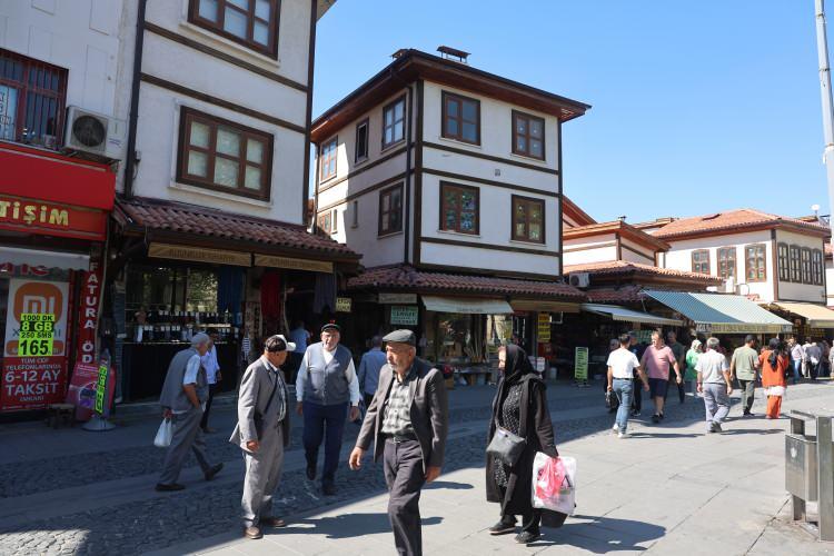 <p>Tarihi çarşıda Kapı Camii, Aziziye Camii, Bulgur Dede Mescidi, Mecidiye Han, Ahmet Efendi Hamamı'nın yanı sıra çok sayıda tarihi mekan bulunuyor. </p>
