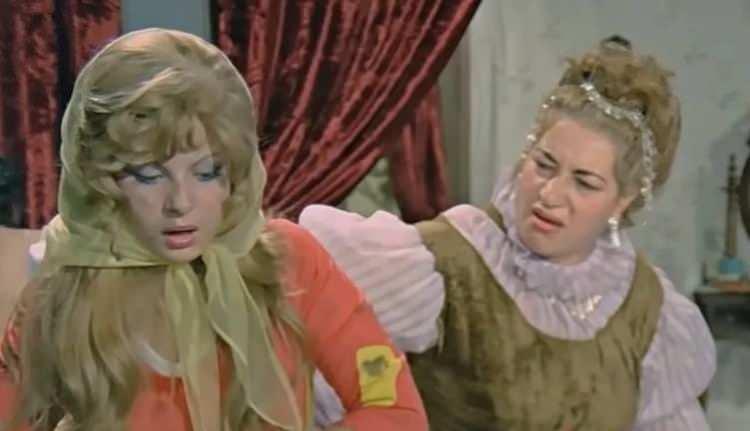 <p>Hatta anne kız Sindrella Külkedisi filminde birlikte rol aldı.</p>
<p> </p>