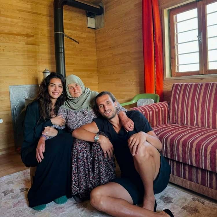 <p><strong>İlk bebeğini dünyaya getirecek olan Melisa Aslı Pamuk, yaptığı paylaşıma "Biz ikimiz" notunu düştü.</strong></p>