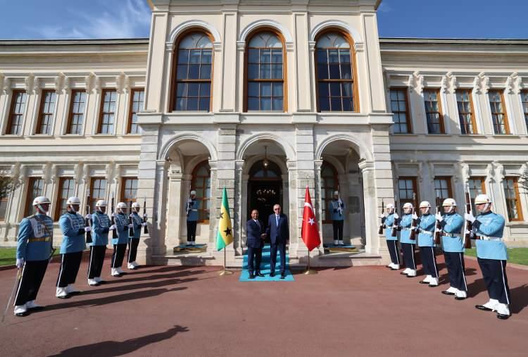 <p>Sao Tome ve Principe Demokratik Cumhuriyeti Başbakanı Patrice Emery Trovoada'nın ziyareti Türkiye'nin orta Afrika politikası için önem arz ediyor. </p>
