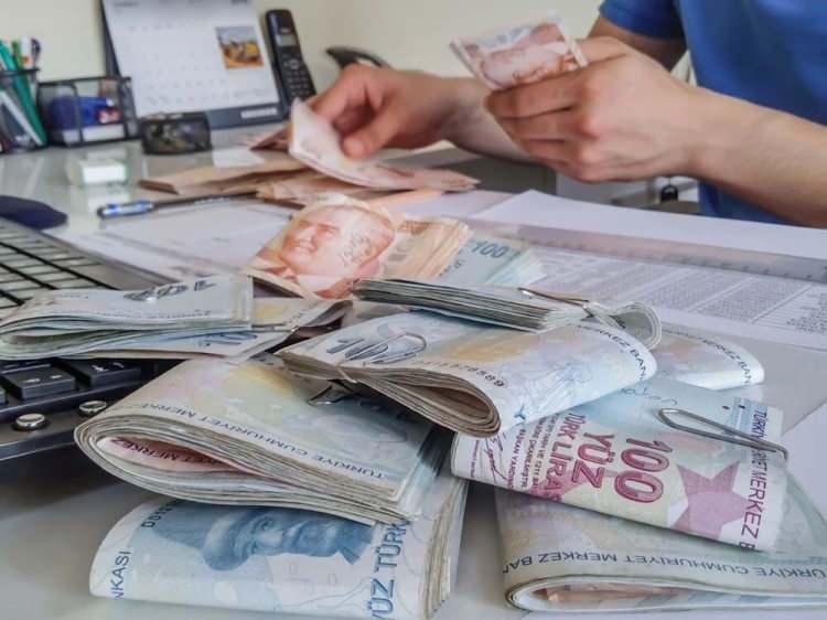 <p>2023'te asgari ücrete ocak ayında 54,66 oranında zam yapılarak net yüzde 8 bin 506 lira oldu.</p>

<p> </p>
