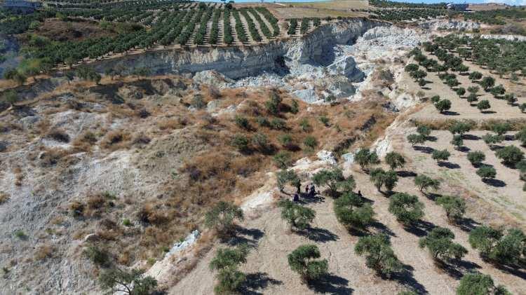 <p>Kahramanmaraş merkezli depremlerde Hatay'ın Altınözü ilçesi Tepehan Mahallesi'ndeki 33 dönümlük zeytin bahçesi ortadan ikiye ayrılmıştı.</p>
