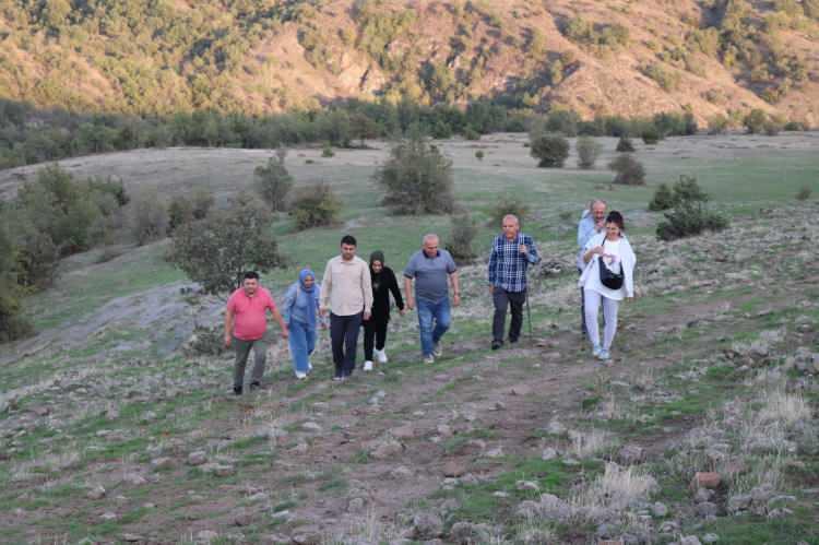 <p>Amasya &Uuml;niversitesi Rekt&ouml;r&uuml; Prof. Dr. Ahmet Hakkı Turabi, projede emeği ge&ccedil;en alanında uzman akademisyenlere ve destek olan kurumlara teşekk&uuml;r etti. Projeyle bulunacak her t&uuml;rl&uuml; savaş aleti, toplu mezar veya farklı mezarlarla karşılaşılması durumunda b&ouml;lgede yeni adımlar atılacağını anlatan Rekt&ouml;r Turabi, oluşturulacak m&uuml;zenin &ouml;nemli &ouml;l&ccedil;&uuml;de ziyaret&ccedil;i &ccedil;ekeceğine inandığını s&ouml;yledi.</p>
