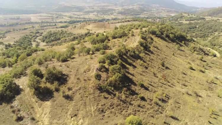 <p>T&uuml;rklere Anadolu'nun kapılarını a&ccedil;an 1071 Malazgirt Savaşı'ndan sonra&nbsp;<strong>&lsquo;1101 yılı Ha&ccedil;lı Seferleri&rsquo;</strong>nde kazanılan zaferin Anadolu'nun T&uuml;rk yurdu olmasındaki &ouml;nemine işaret eden Mimar Sinan G&uuml;zel Sanatlar &Uuml;niversitesinden Prof. Dr. Aydın Usta,<strong>&nbsp;&ldquo;Ha&ccedil;lı Seferleri yaklaşık 200 sene s&uuml;rm&uuml;ş. Ama Sultan Kılı&ccedil;arslan burada kazandığı zaferlerle aslında b&uuml;t&uuml;n seferleri bitiriyor. Son nokta burada koyulmuş&rdquo;&nbsp;</strong>dedi.</p>
