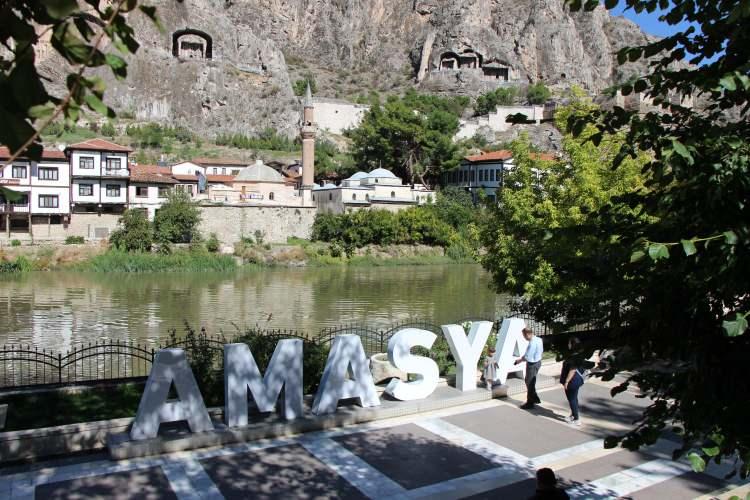 <p>Malazgirt&rsquo;ten sonraki en &ouml;nemli zafer olarak değerlendirilen savaşın izlerinin s&uuml;r&uuml;ld&uuml;ğ&uuml; projenin devamında şehit Sel&ccedil;uklu askerlerinin mezarlarının ortaya &ccedil;ıkarılması ve savaş aletlerinin bulunması planlanıyor.</p>

