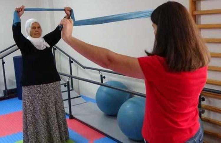 <p><strong>Mersin'in Erdemli ilçesinde yaşayan üç çocuk annesi 62 yaşındaki Nasibe Kaya, 126,5 kilogramlık ağırlığı nedeniyle diz ağrıları çekmeye başlamış ve baston yardımıyla yürüyebilir hale gelmişti. Gittiği hastanelerde kendisine ameliyat önerilen Kaya, bu durumdan kaçınarak İl Sağlık Müdürlüğü’nün Erdemli Sağlıklı Hayat Merkezi'ne başvurdu. </strong></p>
