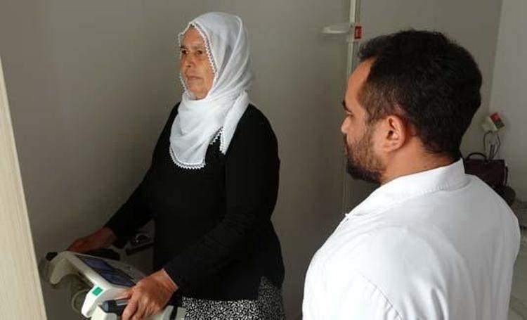 <p><strong>Burada diyetisyen ve fizyoterapist eşliğinde sağlıklı yaşam programına katılan Kaya, hem diyet yaparak hem de düzenli egzersizle yaklaşık 30 kilogram verdi. Bastondan kurtulan Nasibe Kaya'nın yaşam kalitesi, doğal yollarla kilo vererek arttı.</strong></p>