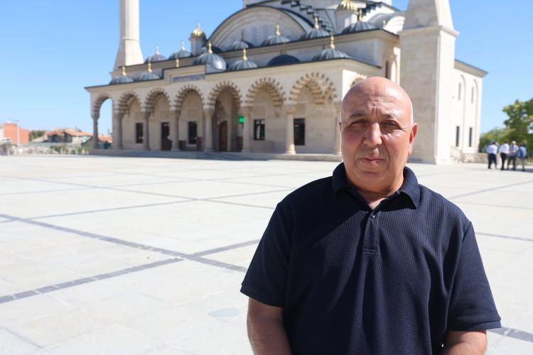 <p>Cami ustası Hasan Hezer, o zaman köyünde ilkokul 5'ten ilk mezun olan kişinin kendisi olduğunu anlatarak, <em><strong>“Meraklıydım, kışın durmazdım. Edirne'ye, İstanbul'a gider, eski camiler üzerinde çalışırdım. Edirne'de Selimiye'nin minaresine son şerefesine kadar çıktım. Ben her gün okulda okuyorum, inşaat yapıyorum. O yönde de olsa bu yönde de olsa her gün bir şekil çizerim. Değişik, değişik planlar çizdim.</strong></em></p>