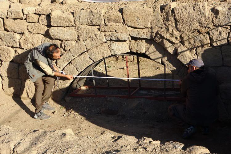 <p>Bitlis Eren Üniversitesi (BEÜ) Edebiyat Fakültesi Sanat Tarihi Bölümü Öğretim Üyesi Doç. Dr. Yunus Emre Karasu'nun bilimsel danışmanlığında yürütülen kazı çalışmaları; 5 uzman 15 kişilik işçi ekibiyle yapılıyor.</p>
