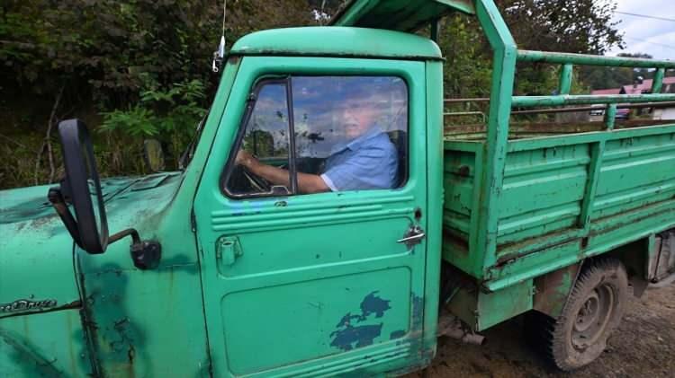<p>Evinin hemen yanındaki mezarlıkta eşini toprağa veren Sofuoğlu'nun o saatten sonra tek arkadaşı emektarı olan 1954 model Willys marka kamyoneti oldu.</p>
<p> </p>
<p> </p>