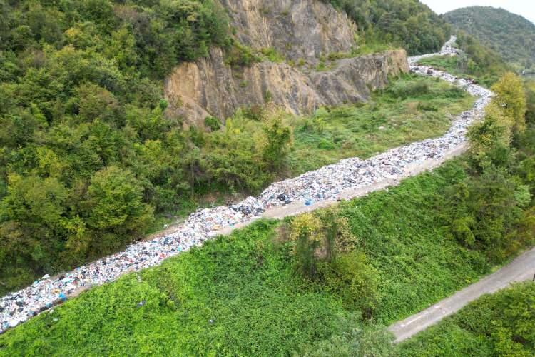 <p>Boğaz Mahallesi'ne ulaşan yolun kapandığı ve Bartın Irmağı mevkiine kadar gelen çöp yığınlarından akan sıvıların da yağmur sularıyla ırmağa karıştığı görüldü.</p>
