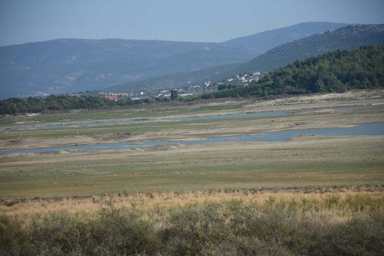 <p>Prof. Dr. Yaşar, aralık ayına kadar su seviyesinin yüzde 10'lara düşmesini beklediğini belirterek, İzmir'in için tehlike çanlarının çaldığını söyledi.</p>
