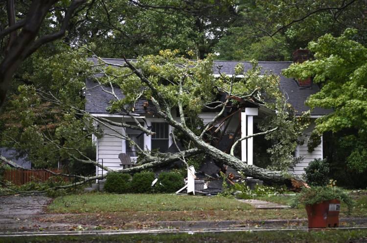 <p>Florida kıyılarını yaklaşık 225 kilometre hızla vuran Helene Kasırgası'nın bölgedeki olumsuz etkileri devam ediyor.</p>
