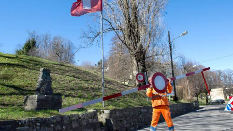 <p>Dünya Meteoroloji Örgütü’ne (WMO) ve Avrupa Birliği'nin iklim ajansı Copernicus’a göre dünyanın en hızlı ısınan kıtası Avrupa.</p>

<p>Kıtadaki buzulların iklim değişikliğinin etkisiyle kütle kaybetmesi nedeniyle Alpler’de ülke sınırlarının yeniden çizilmesi son yıllarda gündemde.</p>
