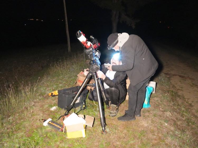 <p>Kastamonu’nun Sapaca köyü yol ayrımında tarla üzerinde hazırlık yapan Astrofotoğrafçı Murat Helvacıoğlu ve arkadaşı Sinan Kendirci, kuyruklu yıldızın görülmeye başlamasıyla birlikte özel ekipmanlarla çekimlerini yaparak 80 bin yılda bir görülen bu doğa olayına şahitlik ettiler.</p>
