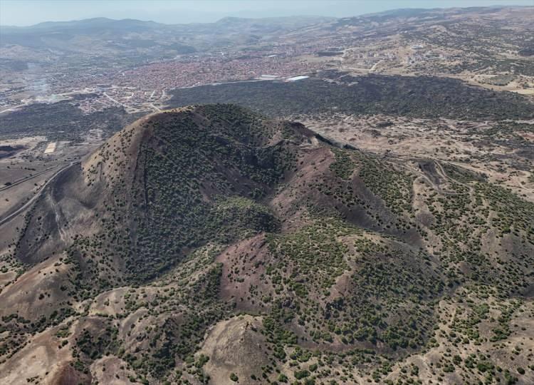 <p>Manisa'da 5 kilometre derinlikte keşfedilen 8 magma odasının, deprem gibi etkenlerle püskürme riskinin bulunduğu tespit edildi. </p>
