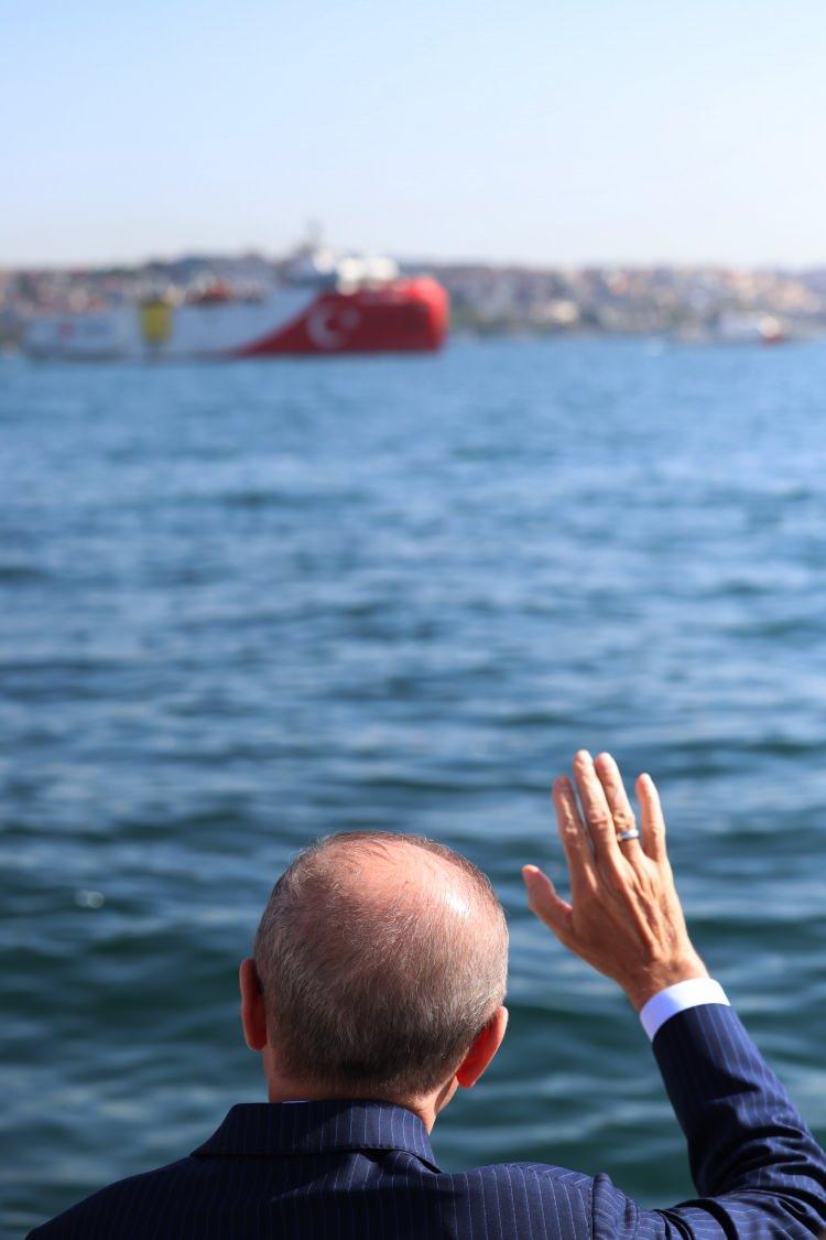 <p><span style="color:rgb(51, 51, 51)">Cumhurbaşkanı Erdoğan, Boğaz'dan geçen geminin mürettebatını selamladı.</span></p>
