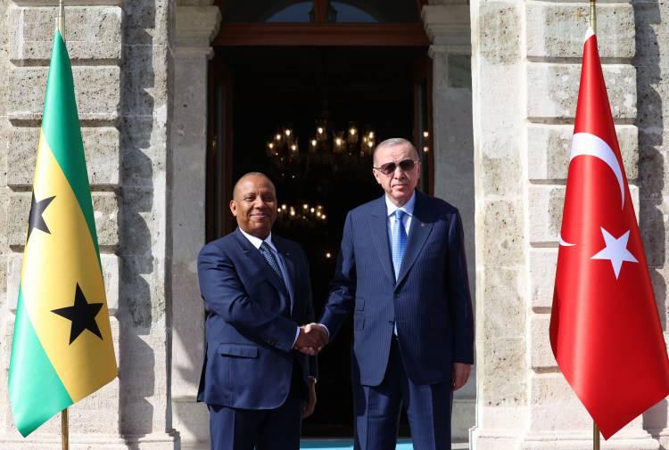 <p>São Tomé ve Príncipe, Seyşeller'den sonra Afrika kıtasının en küçük ikinci ülkesi konumundadır. Ülkeyi oluşturan iki adet ada, Ekvator Ginesi'ne ait olan Bioko ve Annobón adaları arasında yer almaktadır. Her iki ada arasındaki mesafe 150 km'dir.</p>
