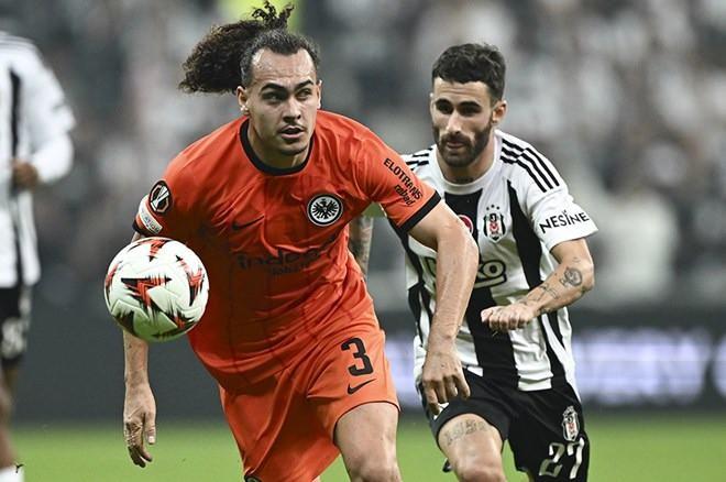 <p><strong>BILD: "İstanbul kazanında öfkeli Frankfurt zaferi"</strong></p>
<p> "Boğaz'ın hemen kıyısında Frankfurt, tecrübeli bir performans sergileyerek Beşiktaş'la oynadığı ikinci Avrupa Ligi maçını 3-1 kazandı. Eintracht, istatistiksel olarak dünyadaki en gürültülü stadyumu susturdu"</p>
<p> </p>
