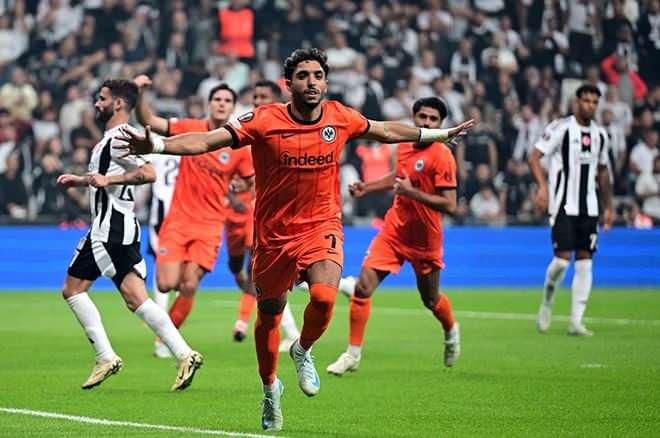 <p><strong>FRANKFURTER ALLGEMEINE: "Eintracht Frankfurt'tan Beşiktaş'ta olgun bir performans"</strong><br />
<br />
"Bayern Münih maçı öncesinde Eintracht, Avrupa Ligi'nde Beşiktaş İstanbul'da 3-1'lik galibiyetle harika bir form yakaladı. Trapp'ın yerine geçen kaleci Santos, küçük bir kusurla oynadı."</p>