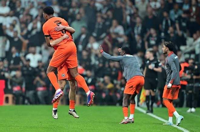 <p><strong>SPORT1: "Eintracht kazanda kutlama yaptı"</strong><br />
<br />
"Kazan olarak da bilinen Tüpras Stadyumu'nun nefes kesen fonu önünde Eintracht mükemmel bir başlangıç yaptı. Kaleci Kaua Santos ilk yarıda özellikle etkileyiciydi. Brezilyalı kaleci 'birinci sınıf kurtarışlar' sergiledi ve Immobile'nin penaltısını da kurtardı."</p>